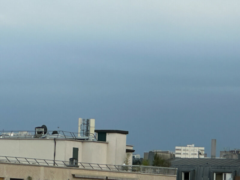 Nuages d'orage dans le ciel parisien en été, Paris 19e (75)