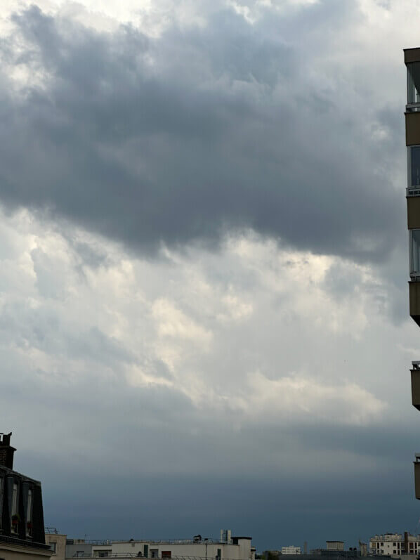 Nuages d'orage dans le ciel parisien en été, Paris 19e (75)