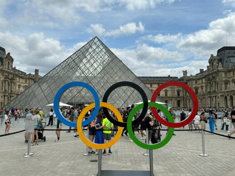 Anneaux Jeux olympiques Paris 2024, Pyramide du Louvre en été dans Paris (75)