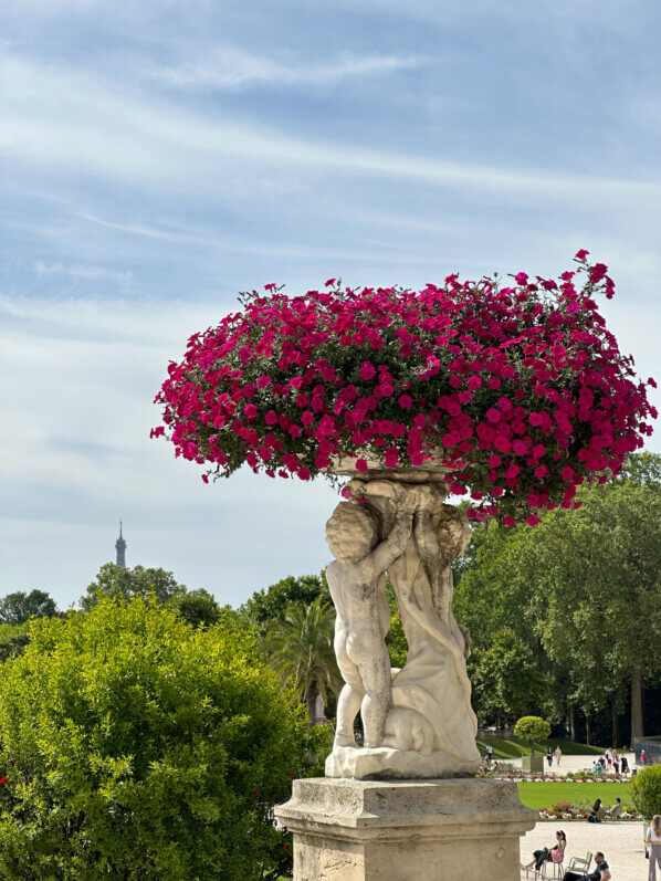 Vasque de pétunia Surfinia en été dans le Jardin du Luxembourg, Paris 6e (75)