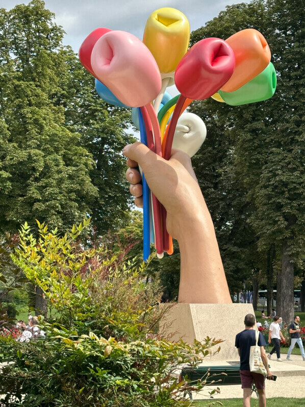 Bouquet of tulips, Jeff Koons, jardin des Champs-Élysées en été dans Paris (75)