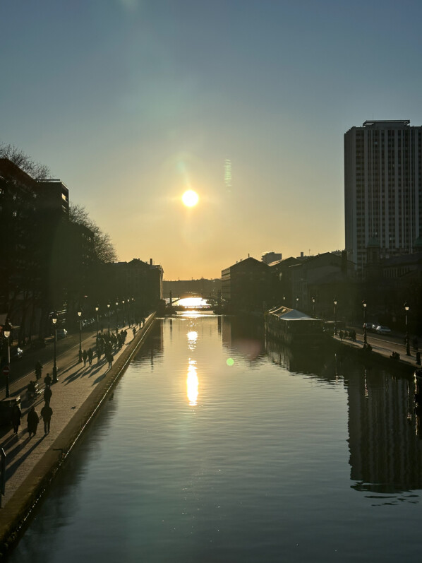 Soleil dans le ciel parisien au-dessus du Bassin de la Villette, Paris (75)